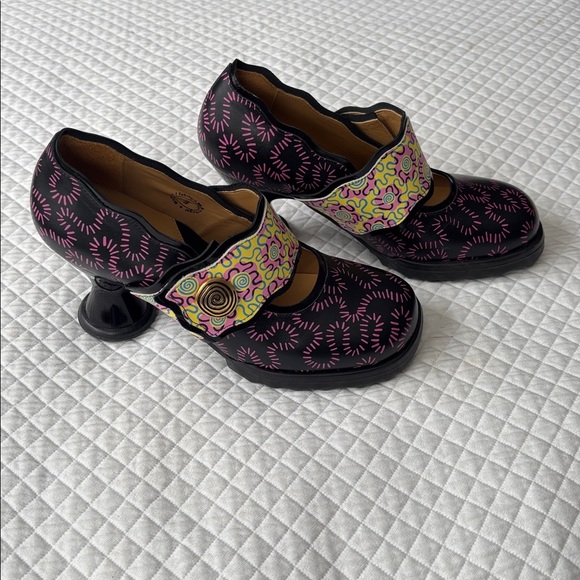 John Fluevog x Zandra Rhodes collab 2022 size 9 “Wiggle” mary janes like new - Picture 9 of 10